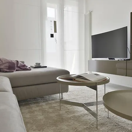 Ur-nest Vestri - Golden * 볼로냐