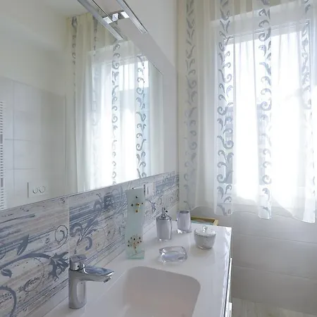 Ur-nest Vestri - Golden Bologna