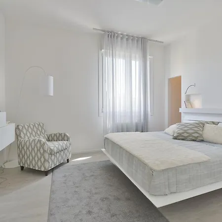 Ur-nest Vestri - Golden Bologna