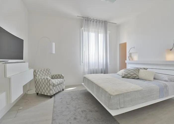 Ur-nest Vestri - Golden Bologna